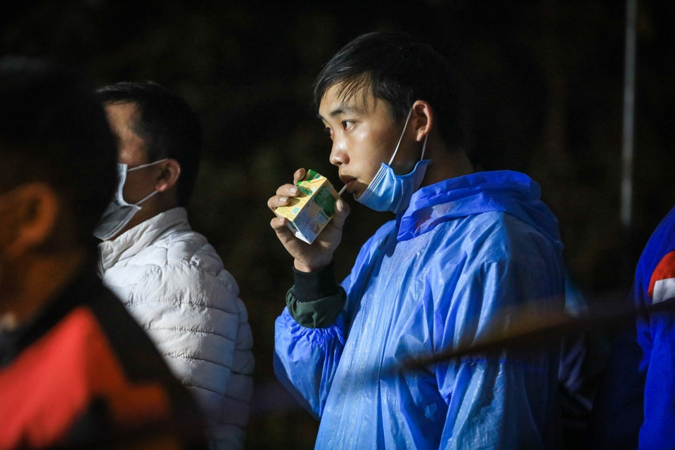 Để tránh mệt mỏi, lực lượng chức năng đã tổ chức cho người dân dừng 2 chặng để nghỉ ngơi, uống nước. (Ảnh: Thành Đạt/TTXVN)