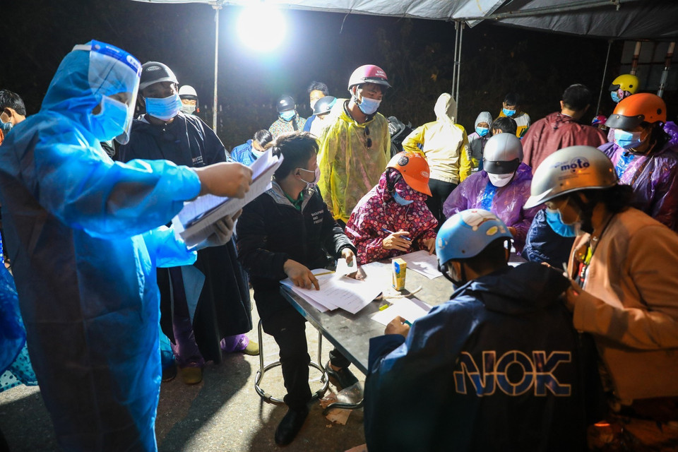 Tất cả người dân phải khai báo y tế tại chốt kiểm soát phòng chống dịch COVID-19 của thành phố Hà Nội. (Ảnh: Thành Đạt/TTXVN)