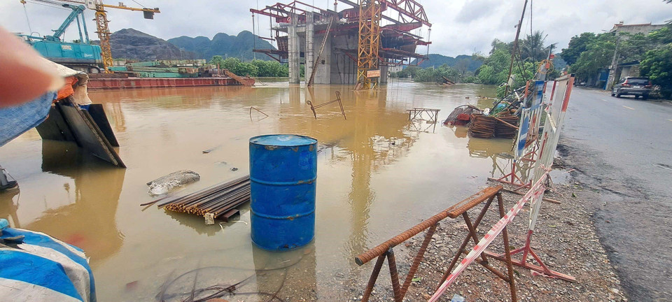 Nước lũ dâng cao trên sông Đáy, đoạn qua địa phận tỉnh Hà Nam nên các công trình tạm dừng thi công. (Ảnh: TTXVN phát)