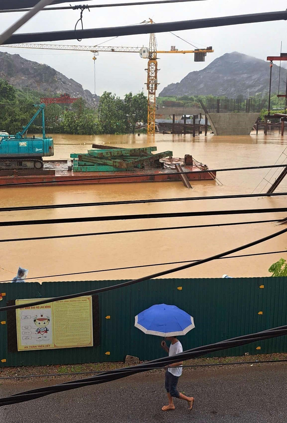 Nước lũ dâng cao trên sông Đáy, đoạn qua địa phận tỉnh Hà Nam nên các công trình tạm dừng thi công. (Ảnh: TTXVN phát)