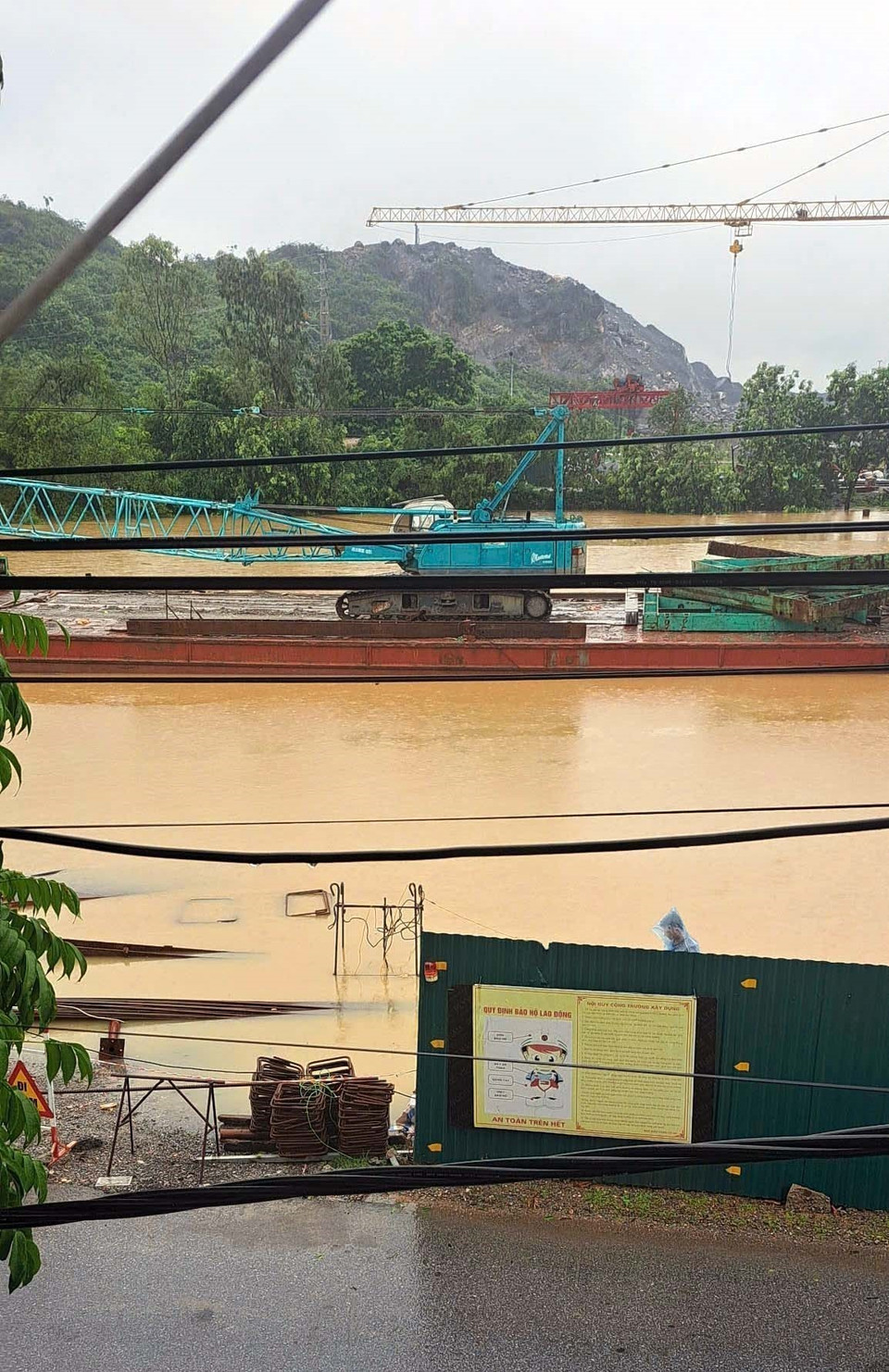 Nước lũ dâng cao trên sông Đáy, đoạn qua địa phận tỉnh Hà Nam nên các công trình tạm dừng thi công. (Ảnh: TTXVN phát)