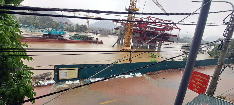 Theo Ban Chỉ huy Phòng chống thiên tai và Tìm kiếm cứu nạn tỉnh Hà Nam, đến 7 giờ ngày 11/9/2024, lũ trên sông Đáy tại thành phố Phủ Lý đã vượt báo động 3 là 4,93m. (Ảnh: TTXVN phát)