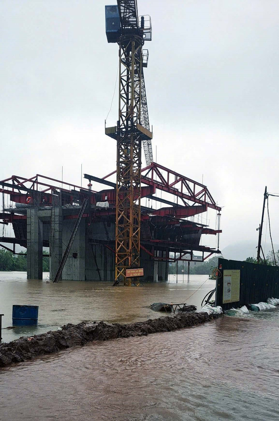 Nước lũ dâng cao trên sông Đáy, đoạn qua địa phận tỉnh Hà Nam nên các công trình tạm dừng thi công. (Ảnh: TTXVN phát)