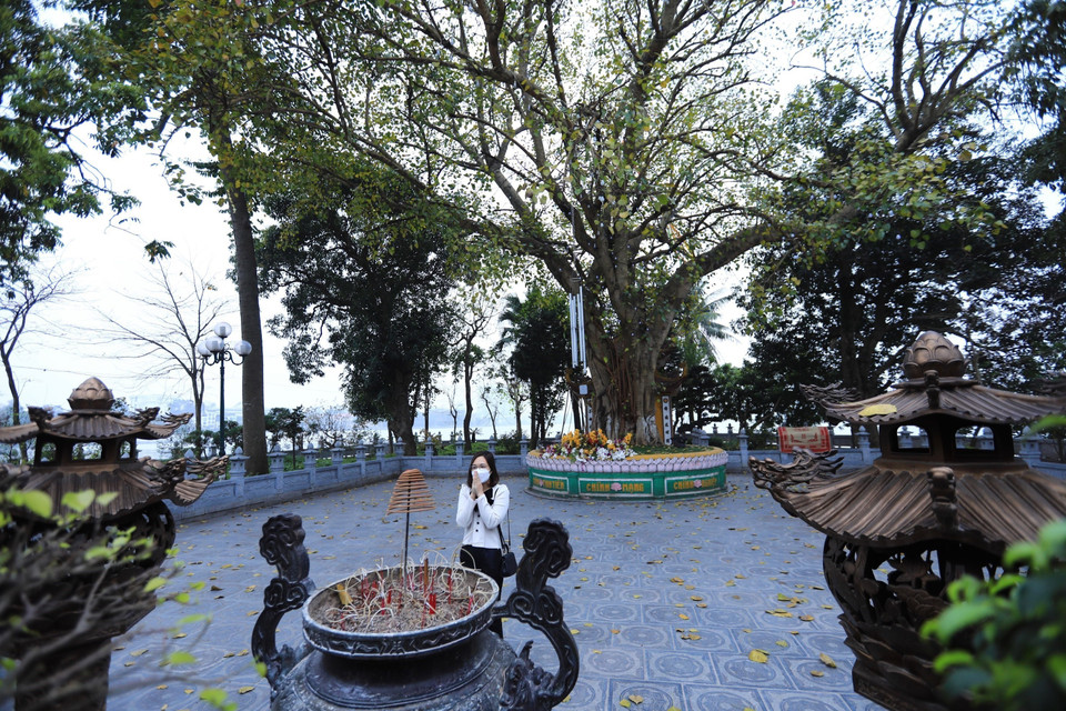 Phật tử đến chùa Trấn Quốc. (Ảnh: Hoàng Hiếu/TTXVN) 