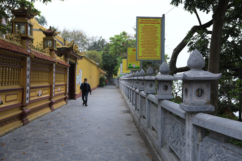 Đường đi và các cột dẫn vào chùa Trấn Quốc đều được làm bằng đá, chạm trổ công phu. (Ảnh: Hoàng Hiếu/TTXVN) 