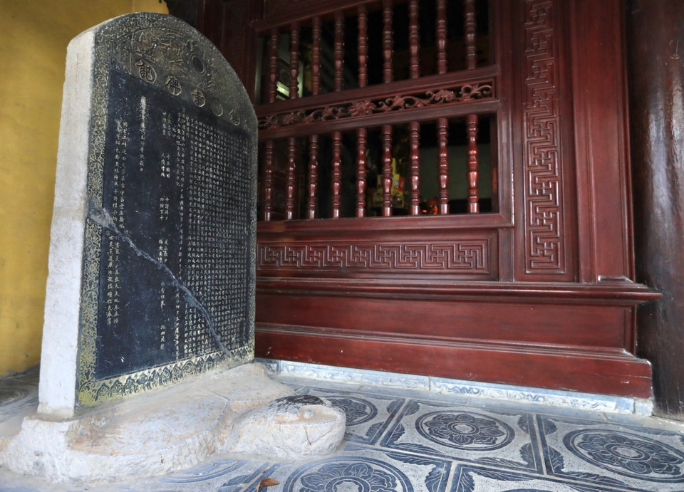 Tấm bia đá tại hàng hiên tòa Tiền đường, chùa Trấn Quốc. (Ảnh: Hoàng Hiếu/TTXVN) 