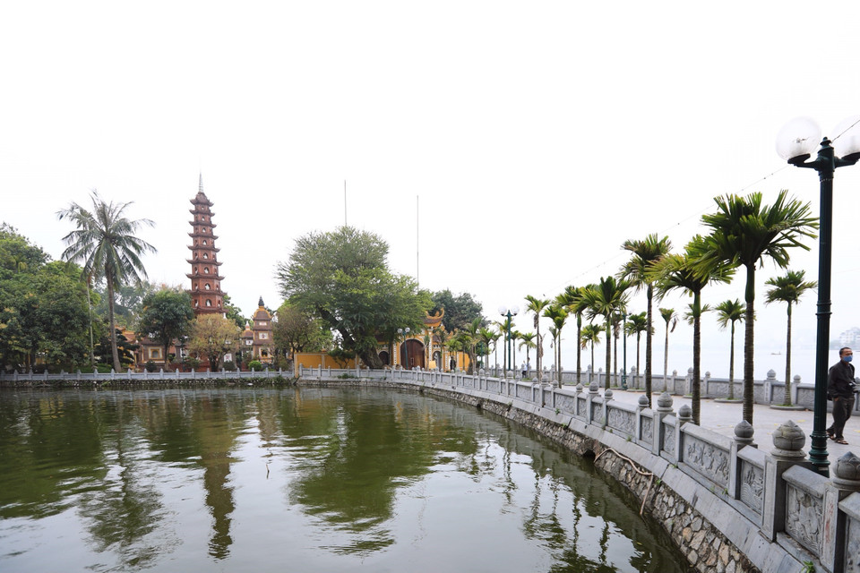 Chùa Trấn Quốc tuyệt đẹp với kiến trúc độc đáo làm say lòng du khách. (Ảnh: Hoàng Hiếu/TTXVN) 