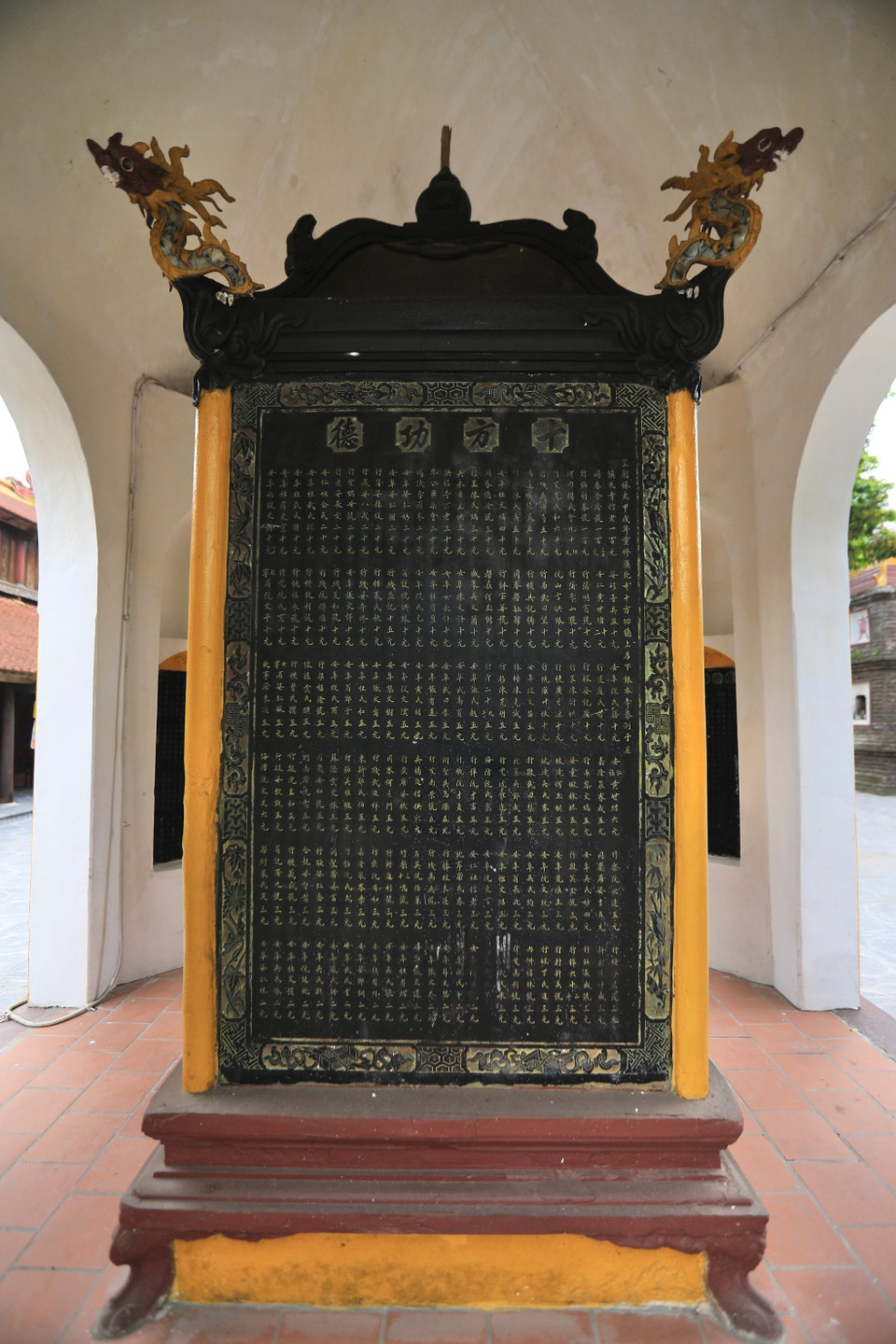 Bia trong Nhà bia ghi lịch sử chùa Trấn Quốc. (Ảnh: Hoàng Hiếu/TTXVN) 