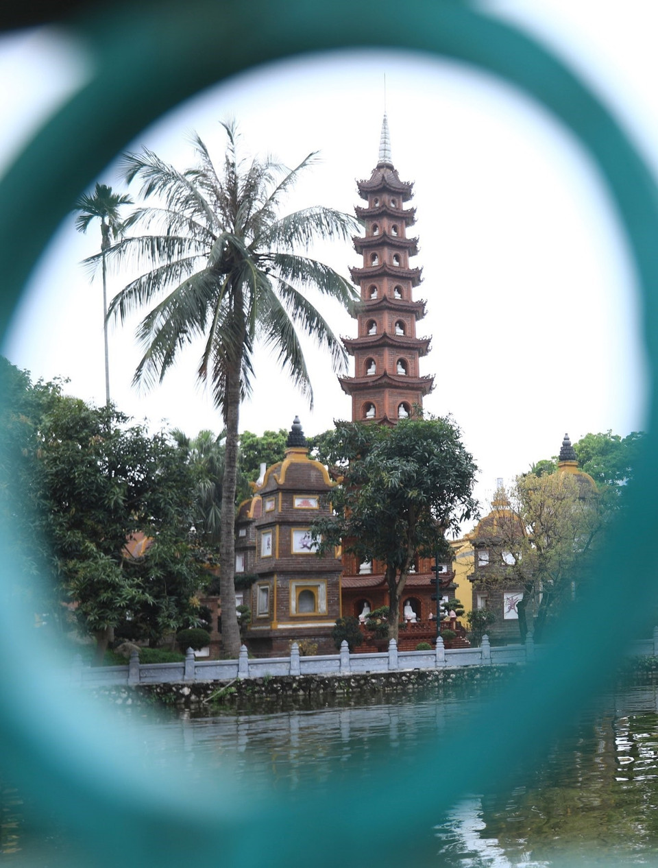 Bảo Tháp Lục Độ Đài Sen màu nâu đỏ, cao 11 tầng, mỗi tầng có 6 ô cửa vòm, mỗi ô cửa là tượng Phật A Di Đà. Đỉnh tháp là 9 tầng đài sen được làm bằng đá quý, được gọi là cửu phẩm liên hoa. (Ảnh: Hoàng Hiếu/TTXVN) 