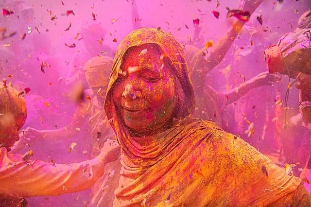 Người phụ nữ trong lễ hội màu sắc Holi ở Ấn Đô. (Nguồn: National Geographic)