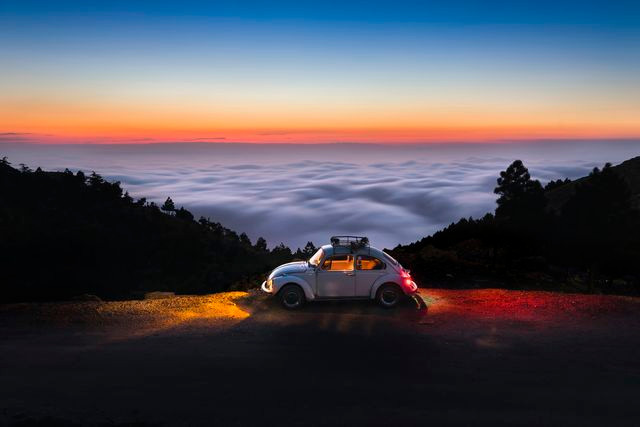 Một chiếc Volkswagen Beetle cũ gần vách đá ở thị trấn Belen, Thổ Nhĩ Kỳ. (Nguồn: National Geographic)