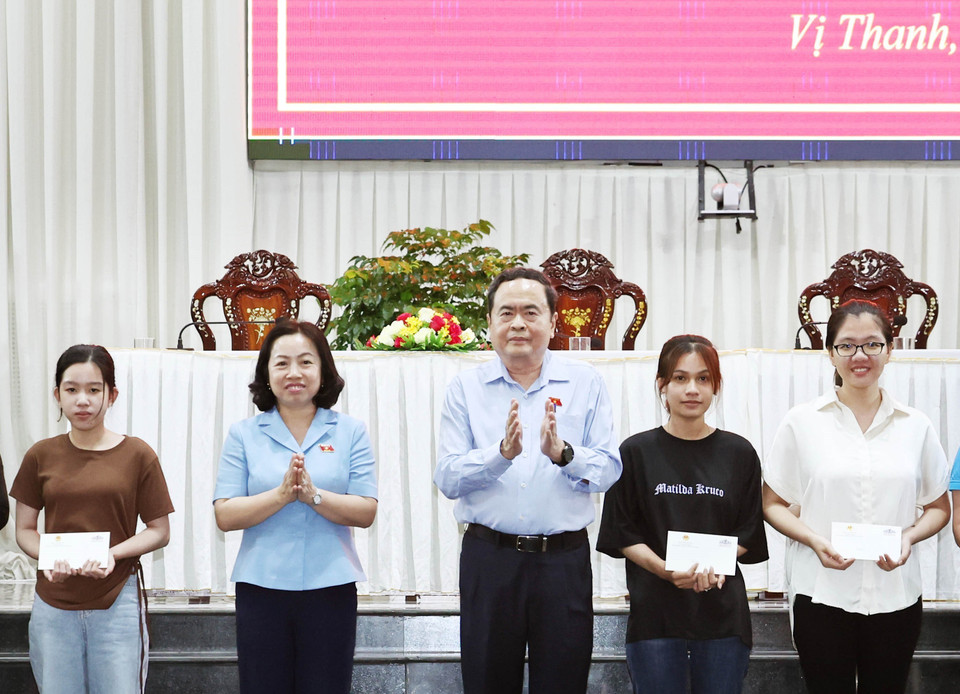 Chủ tịch Quốc hội Trần Thanh Mẫn tặng quà cho các công đoàn viên, người lao động có hoàn cảnh khó khăn trên địa bàn tỉnh Hậu Giang. (Ảnh: Thống Nhất/TTXVN)