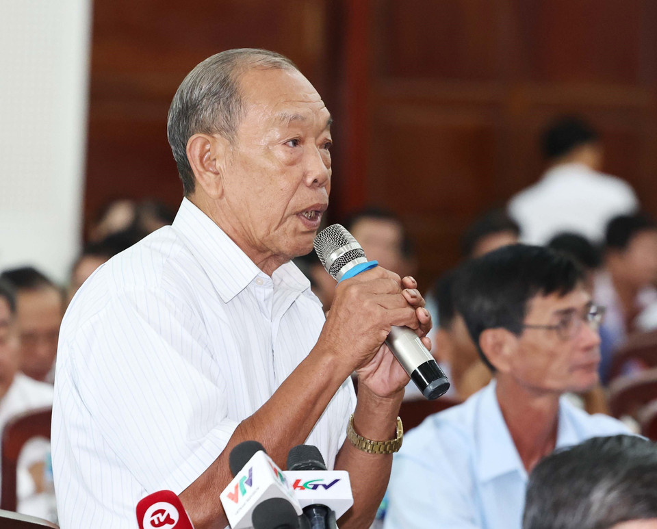 Cử tri Trương Văn Dương, cán bộ hưu trí (ấp Mỹ Phú, xã Tân Phước Hưng, huyện Phụng Hiệp) phát biểu. (Ảnh: Thống Nhất/TTXVN)