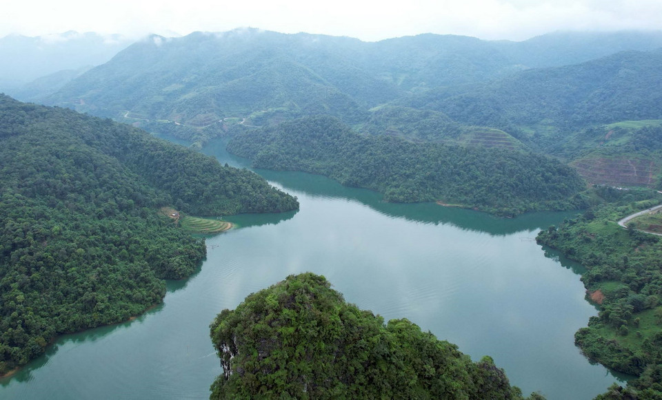 Cảnh thiên nhiên hùng vĩ của núi rừng Tây Bắc với làn nước xanh biếc, tạo nên vẻ đẹp thanh bình cho vịnh Pá Khôm. (Ảnh: Quý Trung/TTXVN)