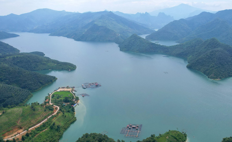Làn nước xanh biếc quanh năm kết hợp với những dãy núi đá vôi ở vịnh Pá Khôm tạo ra một bức tranh sơn thủy hữu tình. (Ảnh: Quý Trung/TTXVN)