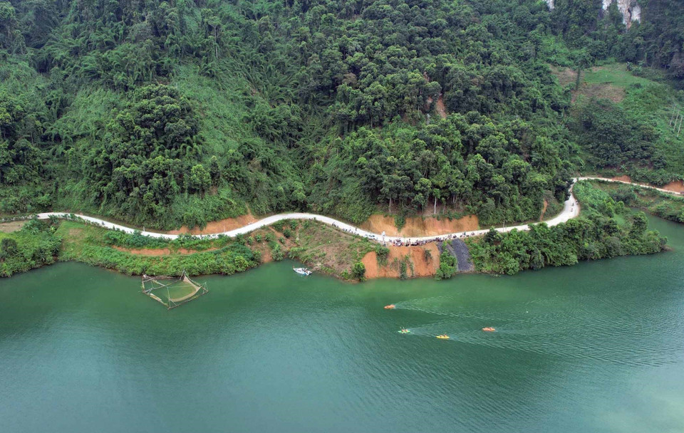 Du khách tới vịnh Pá Khôm có thể di chuyển bằng đường bộ trên những cung đường uốn lượn, bao quanh sườn núi với thảm thực vật phong phú. (Ảnh: Quý Trung/TTXVN)