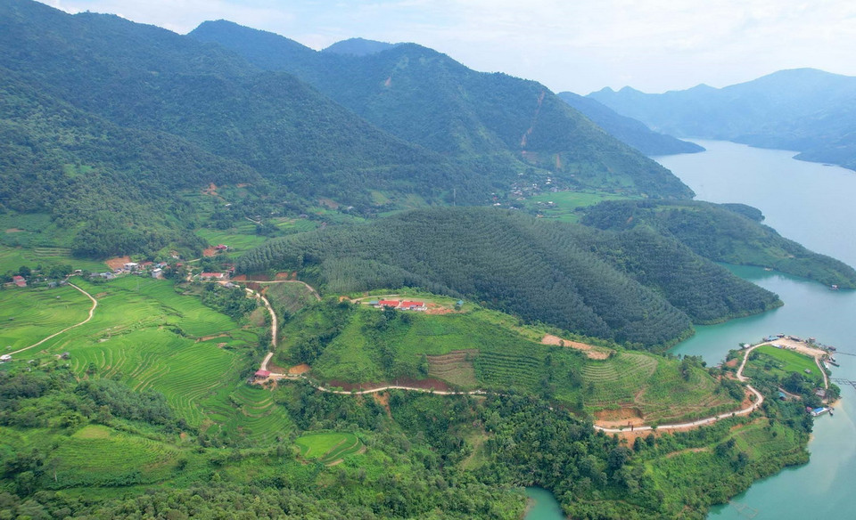 Đến với vịnh Pá Khôm, du khách được hiểu thêm về hoạt động sản xuất nông nghiệp, đặc biệt là ruộng bậc thang của người dân nơi đây. (Ảnh: Quý Trung/TTXVN)