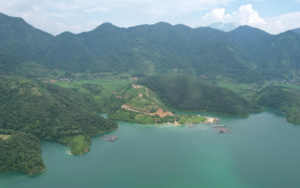 Những dãy núi trùng điệp quanh vịnh Pá Khôm tạo nên khung cảnh thanh bình nơi vùng sơn cước. (Ảnh: Quý Trung/TTXVN)