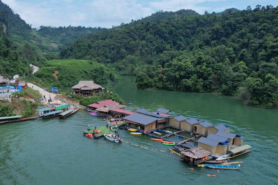 Những khu nhà nổi và dịch vụ ẩm thực với những món ăn bản địa của đồng bào dân tộc Thái thu hút du khách tham quan vịnh Pá Khôm. (Ảnh: Quý Trung/TTXVN)