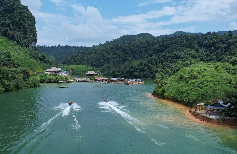 Du khách có thể trải nghiệm dịch vụ môtô nước hay đi thuyền để ngắm cảnh thiên nhiên trên vịnh Pá Khôm. (Ảnh: Quý Trung/TTXVN)