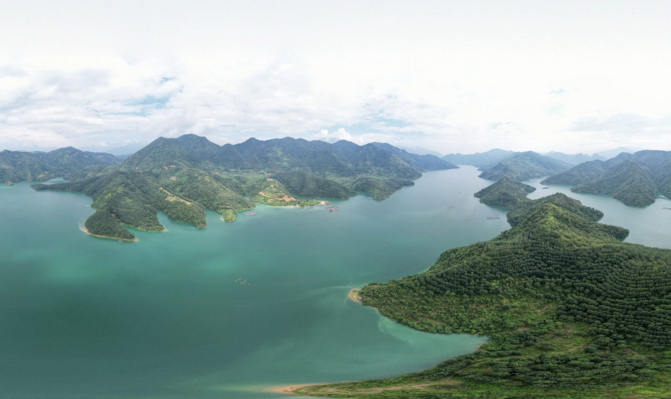 Đến với Vịnh Pá Khôm, du khách sẽ được đắm mình trong cảnh sắc thiên nhiên kỳ vĩ, nguyên sơ. (Ảnh: Quý Trung/TTXVN)