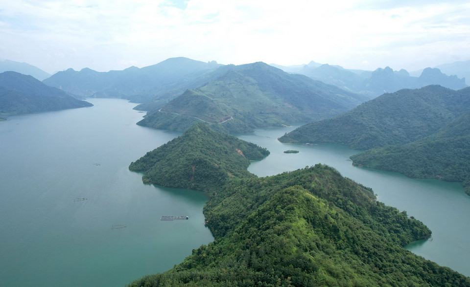 Những dãy núi đá vôi trùng điệp hòa quyện với làn nước xanh biếc tạo ra một bức tranh thiên nhiên kỳ vỹ, nguyên sơ. (Ảnh: Quý Trung/ TTXVN)