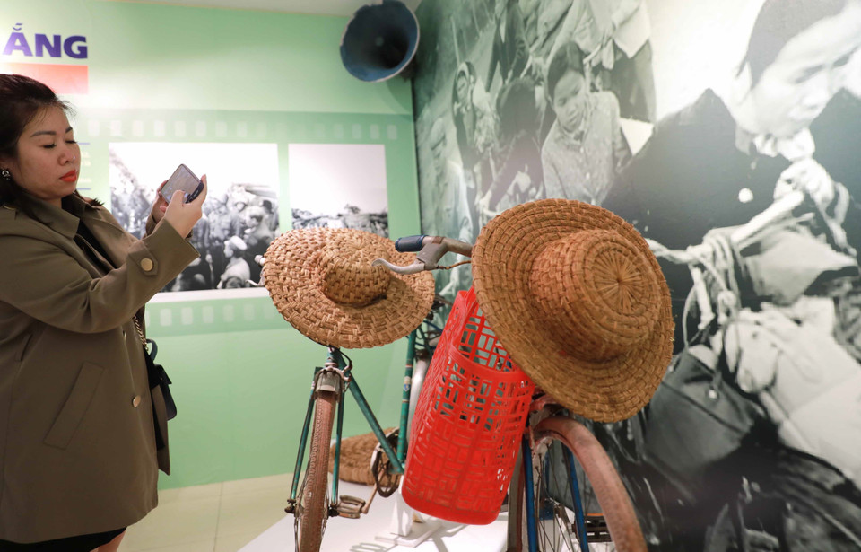 Triển lãm trưng bày, giới thiệu hơn 200 tài liệu, hình ảnh, hiện vật tiêu biểu phản ánh tầm vóc, ý nghĩa thời đại và giá trị lịch sử của chiến thắng “Hà Nội - Điện Biên Phủ trên không” năm 1972. (Ảnh: Thanh Tùng/TTXVN)