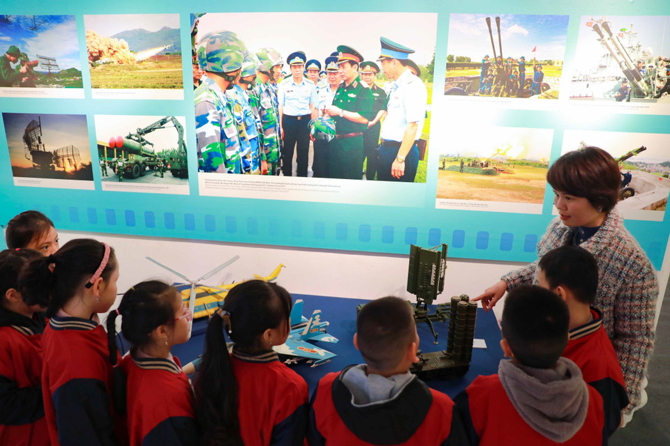 Triển lãm trưng bày, giới thiệu hơn 200 tài liệu, hình ảnh, hiện vật tiêu biểu phản ánh tầm vóc, ý nghĩa thời đại và giá trị lịch sử của chiến thắng “Hà Nội - Điện Biên Phủ trên không” năm 1972. (Ảnh: Thanh Tùng/TTXVN)