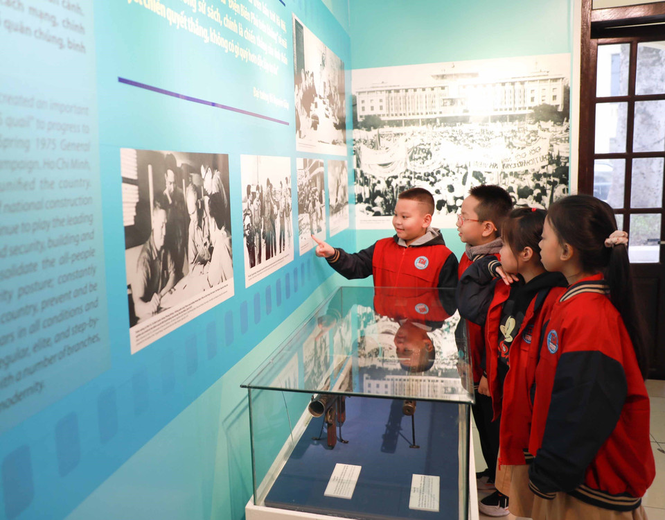Học sinh tiểu học tham quan triển lãm, tìm hiểu về lịch sử. (Ảnh: Thanh Tùng/TTXVN)