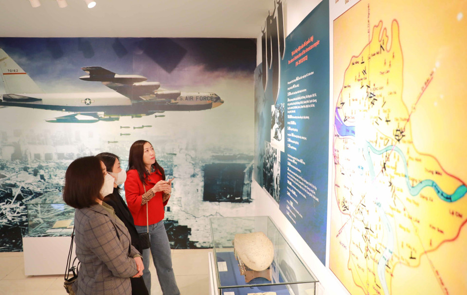 Khách tham quan triển lãm sau lễ khai mạc. (Ảnh: Thanh Tùng/TTXVN)