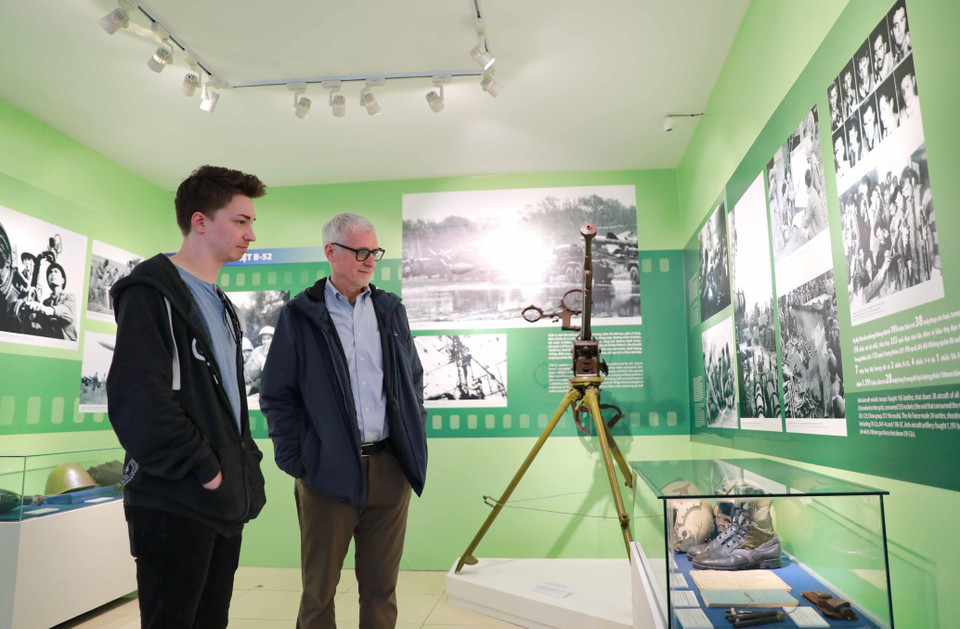 Du khách nước ngoài tham quan triển lãm. (Ảnh: Thanh Tùng/TTXVN)