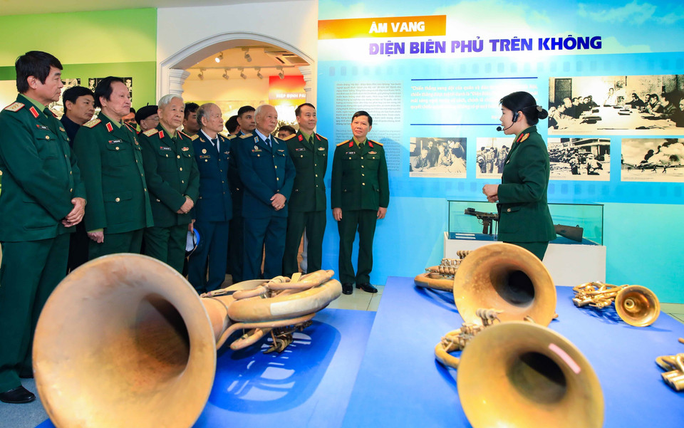 Đại biểu tham quan triển lãm. (Ảnh: Thanh Tùng/TTXVN)