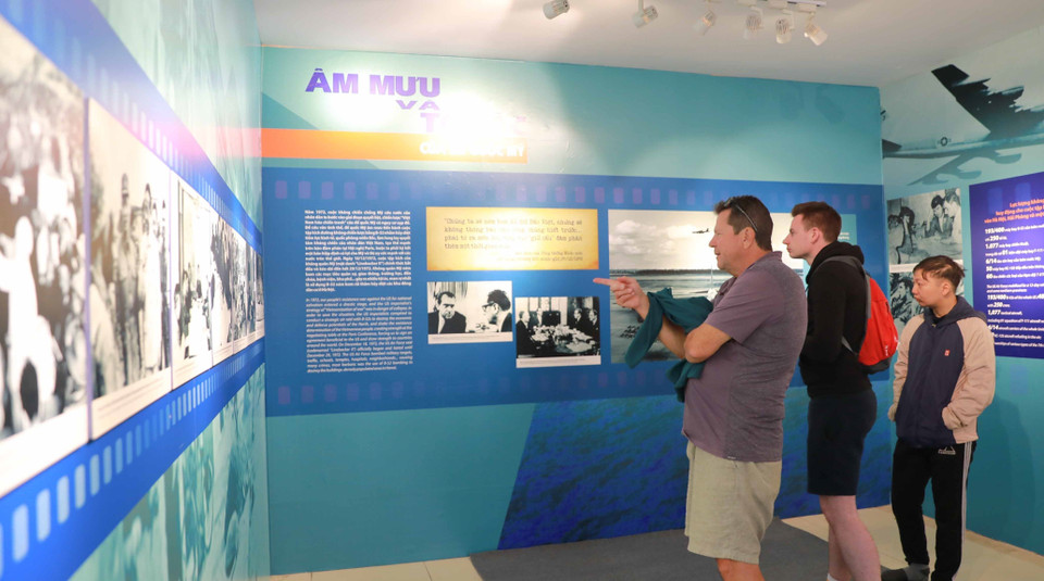 Triển lãm mở cửa đón khách tham quan từ ngày 8/12/2022 và kéo dài đến hết tháng 1/2023 tại Bảo tàng Lịch sử Quân sự Việt Nam (số 28A Điện Biên Phủ, Ba Đình, Hà Nội). (Ảnh: Thanh Tùng/TTXVN)