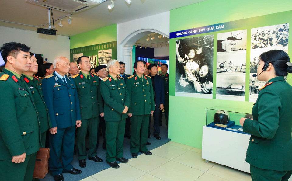 Đại biểu tham quan triển lãm. (Ảnh: Thanh Tùng/TTXVN)