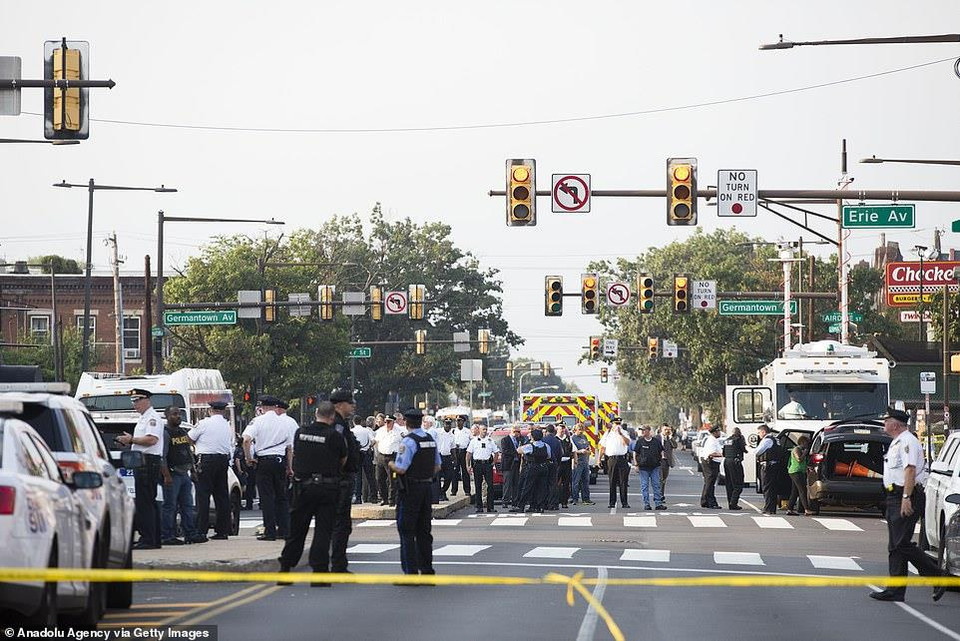 Truyền thông cho biết, đối tượng có vũ trang ẩn náu trong một ngôi nhà và rất manh động.