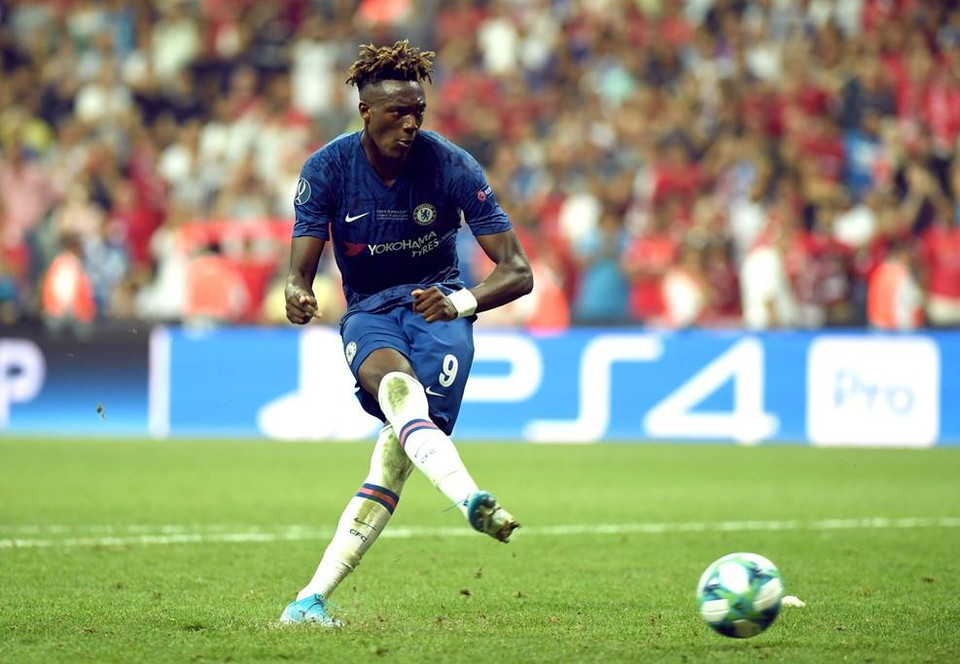 Sau 5 lượt sút của 2 bên, Tammy Abraham của Chelsea là người duy nhất thực hiện không thành công...