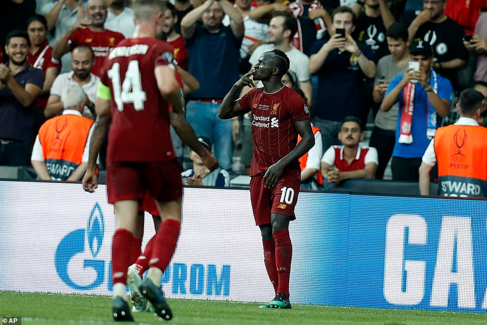 Phút 95, Mane lại tỏa sáng với pha dứt điểm căng nâng tỷ số lên 2-1 cho The Kop.