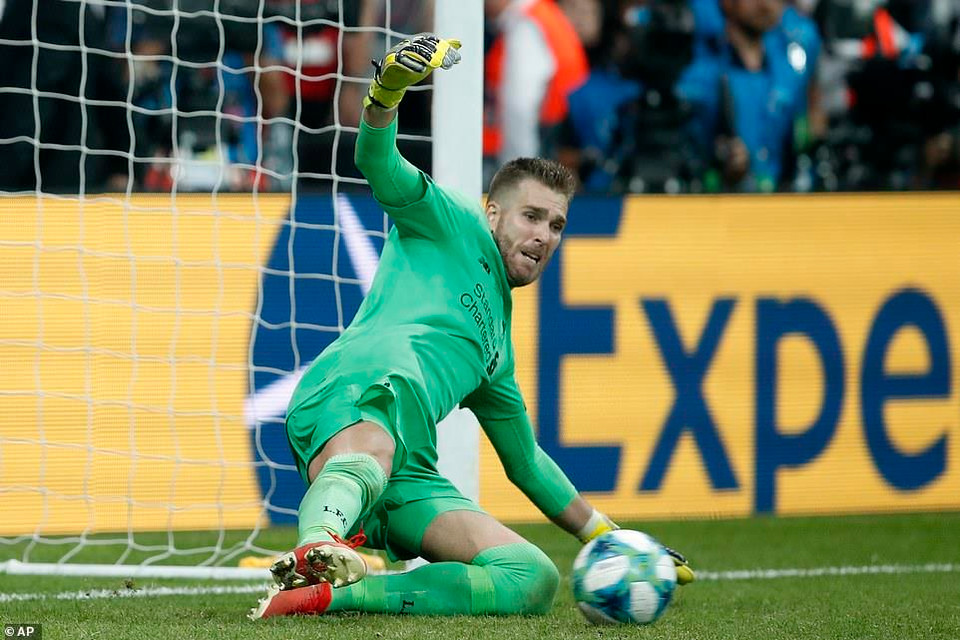 ...khi cú sút quá đơn giản của cầu thủ số 9 này bị Adrian cản phá.