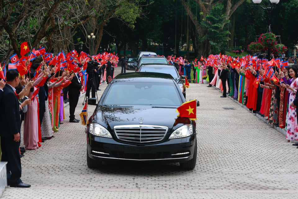 Đoàn xe chở Chủ tịch Triều Tiên Kim Jong-un tiến vào Trụ sở Chính phủ trong sự chào đón nồng nhiệt. (Ảnh: Doãn Tấn/TTXVN)