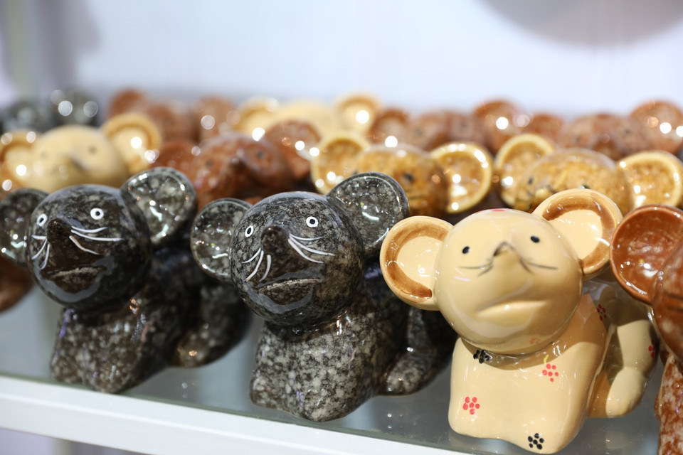 Sản phẩm gốm hình chú chuột đáng yêu dùng làm quà lì xì ngày Tết cho trẻ cũng rất ý nghĩa. (Ảnh: Thành Đạt/TTXVN)