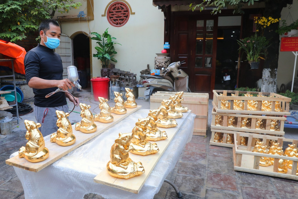 Các sản phẩm gốm Kỳ Linh Canh Tý đang được các nghệ nhân hoàn thiện trước khi ra bày bán. (Ảnh: Thành Đạt/TTXVN)