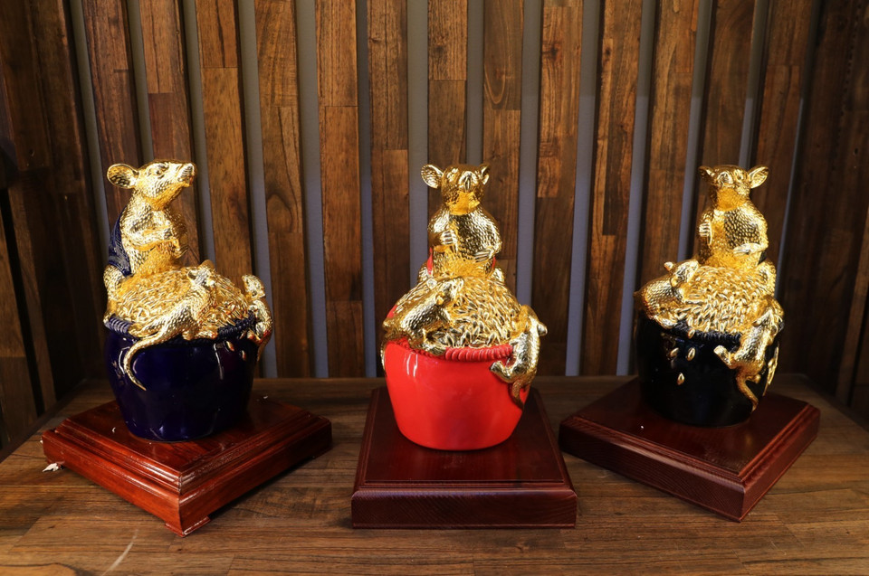 Lấy cảm hứng từ ý nghĩa và giá trị truyền thống, những nghệ nhân tiêu biểu của làng nghề thủ công truyền thống gốm Bát Tràng và dát vàng Kiêu Kỵ đã cho ra đời Kỳ Linh Canh Tý - Mùa An Lạc. (Ảnh: Thành Đạt/TTXVN)