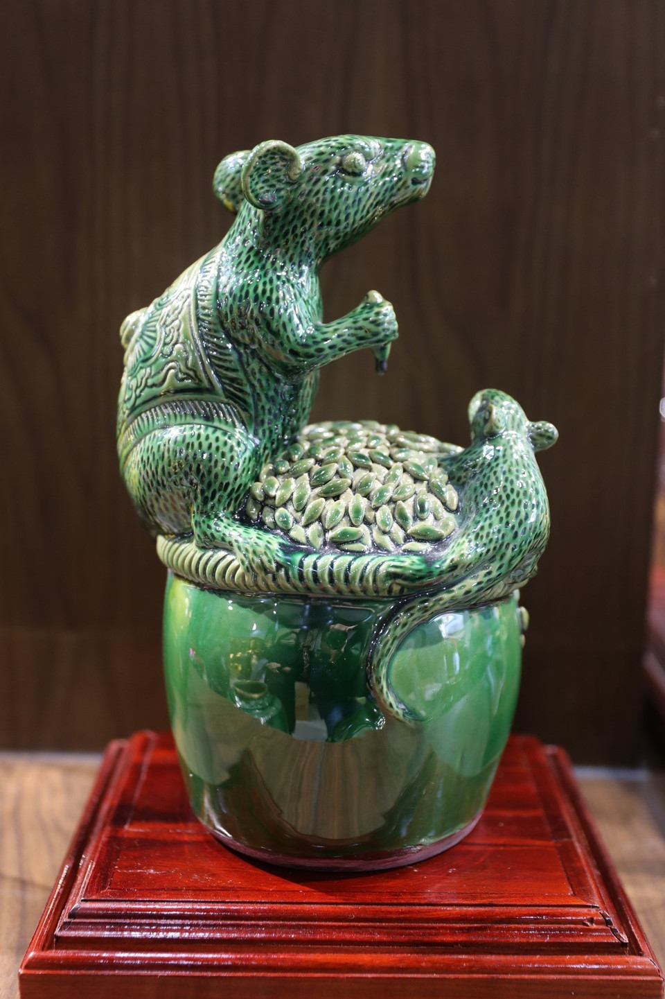 Hình ảnh Chuột sa chĩnh gạo tượng trưng cho sự sung túc, đuề huề, hạnh phúc, ấm no là 1 trong những sản phẩm rất được ưa chuộng. (Ảnh: Thành Đạt/TTXVN)