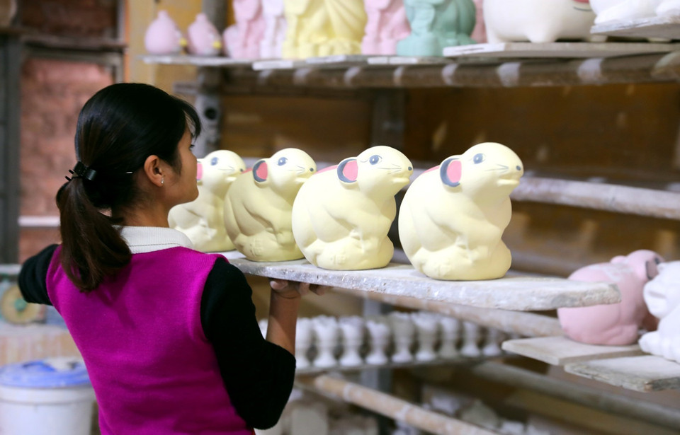 Các công đoạn hoàn thành chuẩn bị cho lên lò nung để ra được sản phẩm gốm Kỳ Linh Canh Tý. (Ảnh: Thành Đạt/TTXVN)