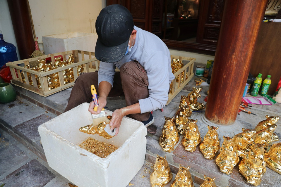 Các sản phẩm gốm Kỳ Linh Canh Tý đang được các nghệ nhân hoàn thiện trước khi ra bày bán tại các showroom. (Ảnh: Thành Đạt/TTXVN)