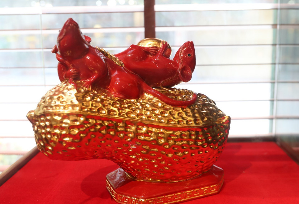 Lấy cảm hứng từ ý nghĩa và giá trị truyền thống, những nghệ nhân tiêu biểu của làng nghề thủ công truyền thống gốm Bát Tràng và dát vàng Kiêu Kỵ đã cho ra đời Kỳ Linh Canh Tý - Mùa An Lạc. (Ảnh: Thành Đạt/TTXVN)