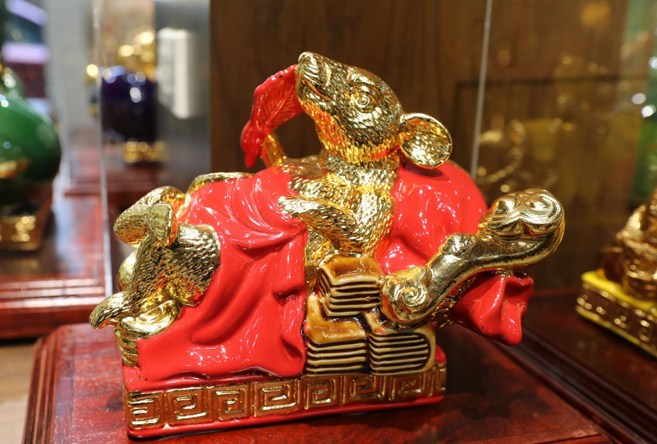 Năm Canh Tý, theo quan niệm dân gian, chuột là con vật đứng đầu trong bộ 12 con giáp, là biểu tượng của sự nhanh nhẹn, tinh ranh và thông minh, chuột còn thể hiện sự sung túc, đủ đầy. (Ảnh: Thành Đạt/TTXVN)