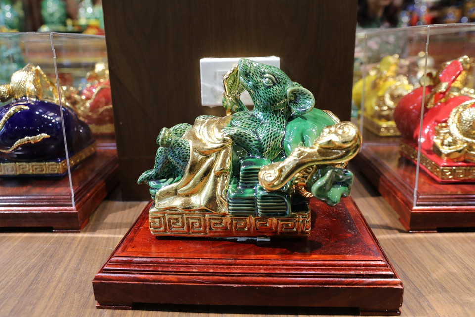 Mỗi cửa hàng làng gốm Bát Tràng lại có một dòng sản phẩm riêng. (Ảnh: Thành Đạt/TTXVN)