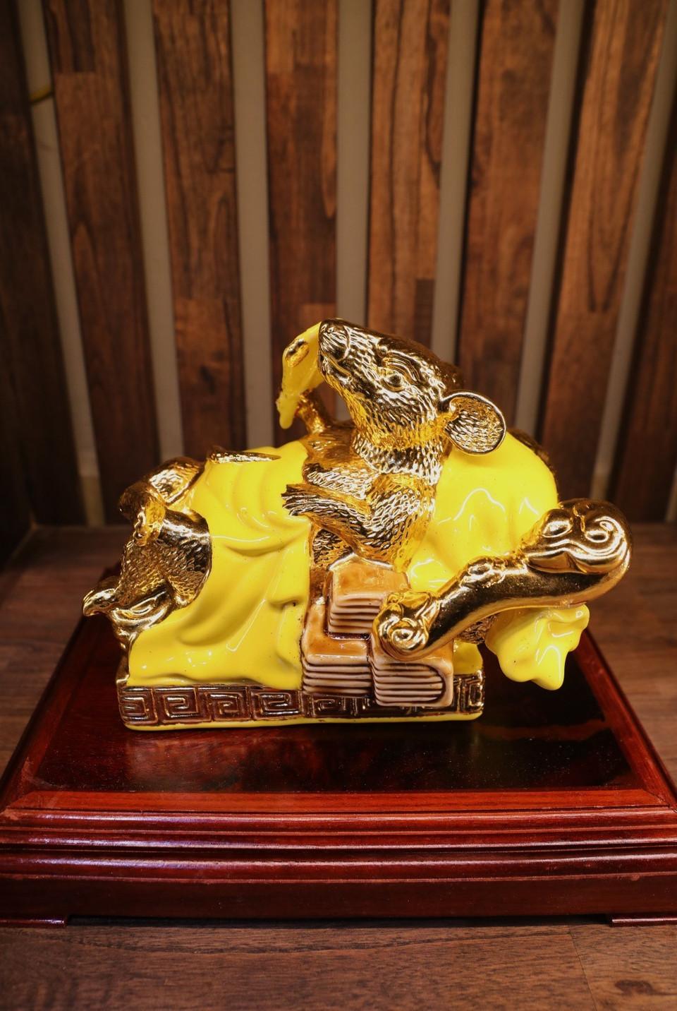 Lấy cảm hứng từ ý nghĩa và giá trị truyền thống, những nghệ nhân tiêu biểu của làng nghề thủ công truyền thống gốm Bát Tràng và dát vàng Kiêu Kỵ đã cho ra đời Kỳ Linh Canh Tý - Mùa An Lạc. (Ảnh: Thành Đạt/TTXVN)