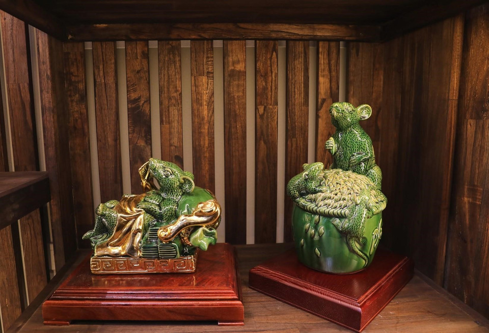 Hình ảnh Chuột sa chĩnh gạo tượng trưng cho sự sung túc, đuề huề, hạnh phúc, ấm no là 1 trong những sản phẩm rất được ưa chuộng. (Ảnh: Thành Đạt/TTXVN)